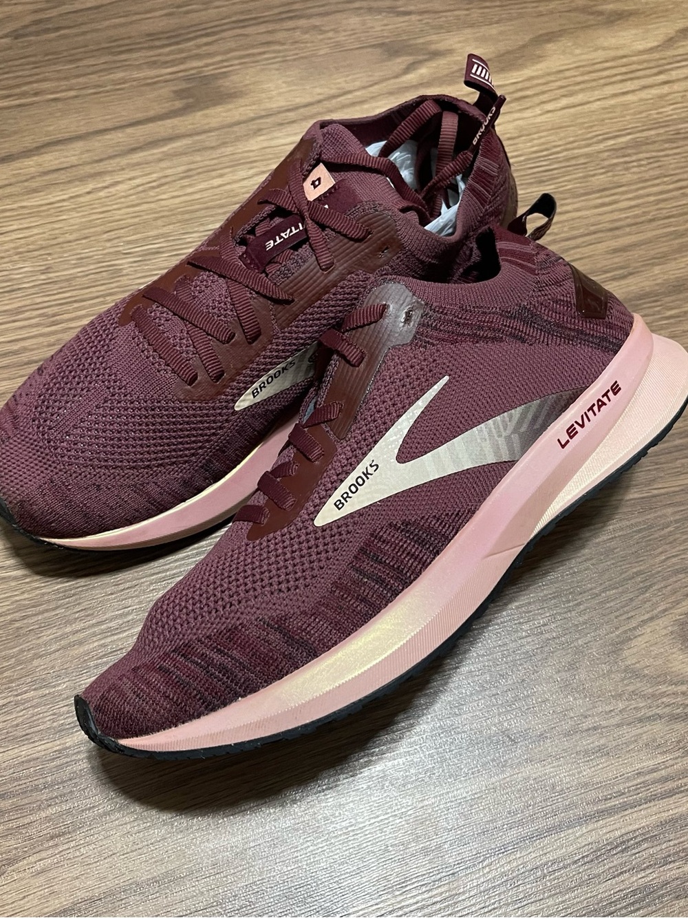 Brooks Levitate 4.0 Women's Size 9.5 Running Shoes Burgundy Pink 1203351B671